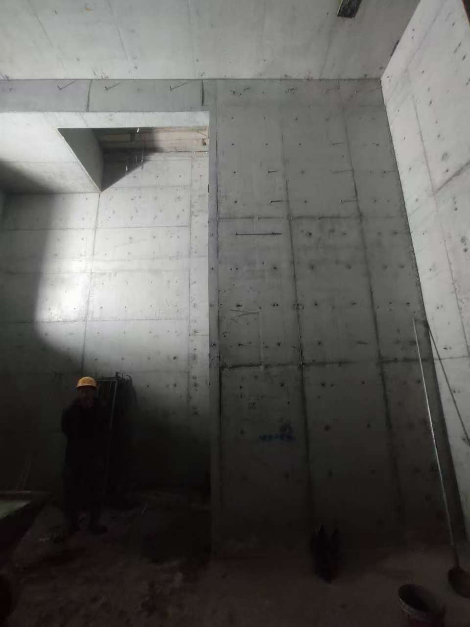 东西湖墙上开槽钢筋断了有影响吗